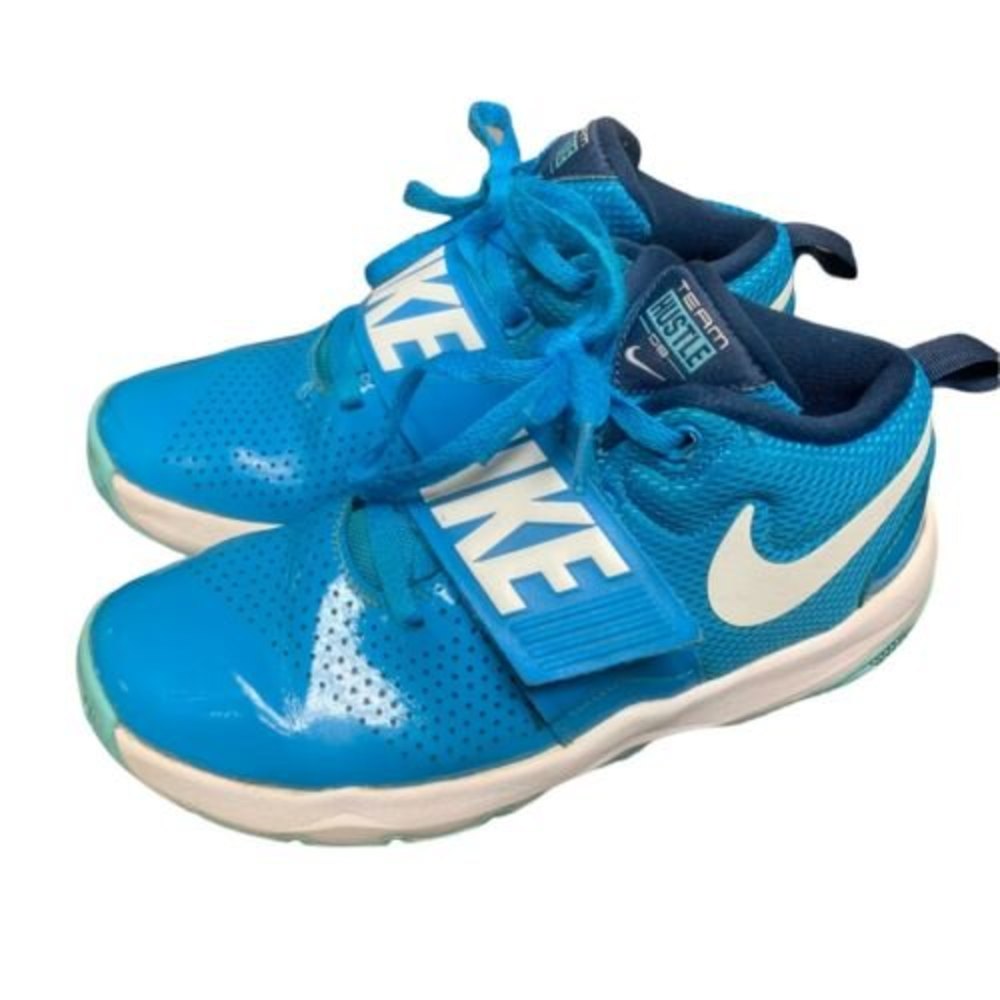 Nike Team Hustle D8 Boys Youth Basketball Shoes Size 5.5Y Blue White
